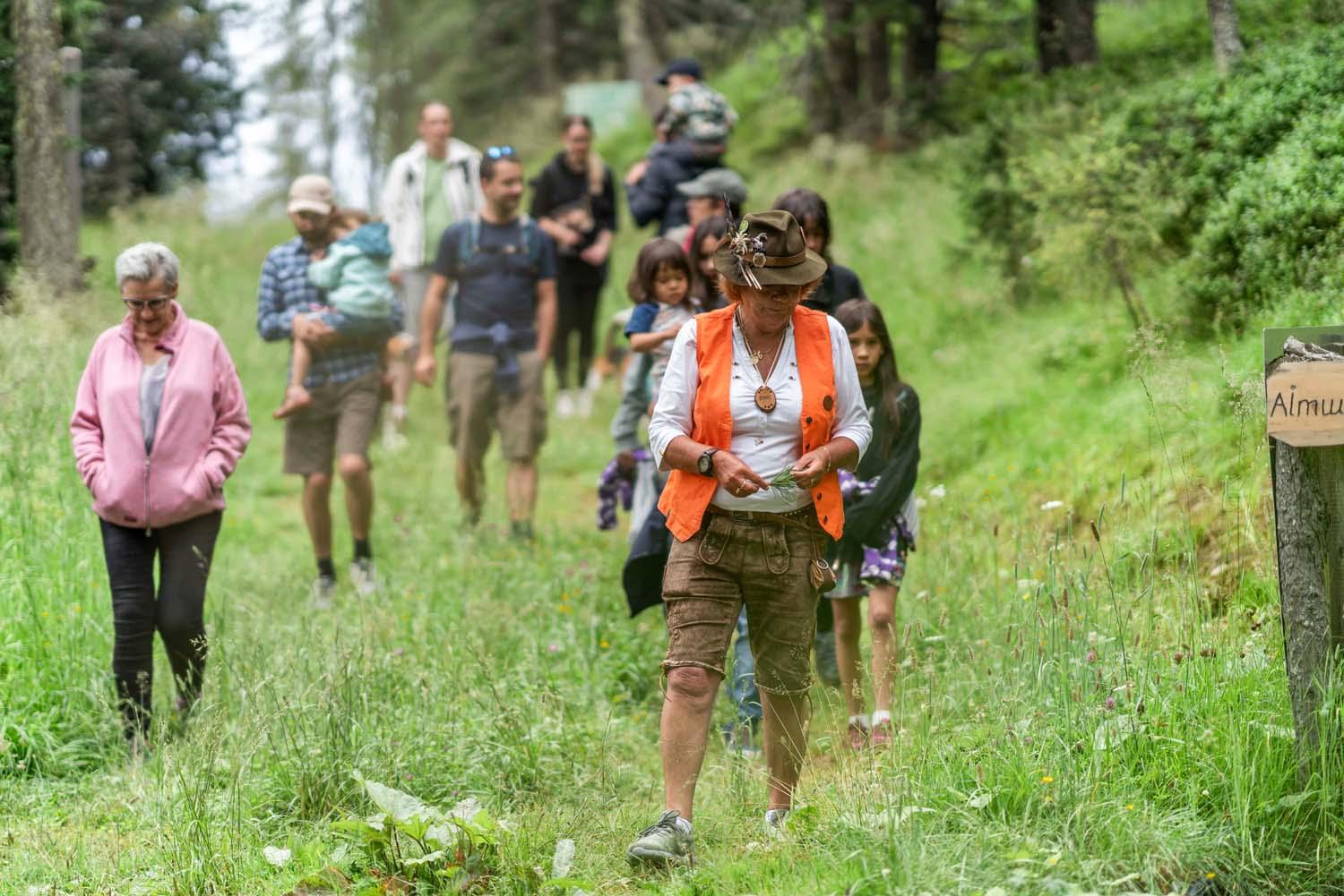 Ernie mit Almmatura Gästen