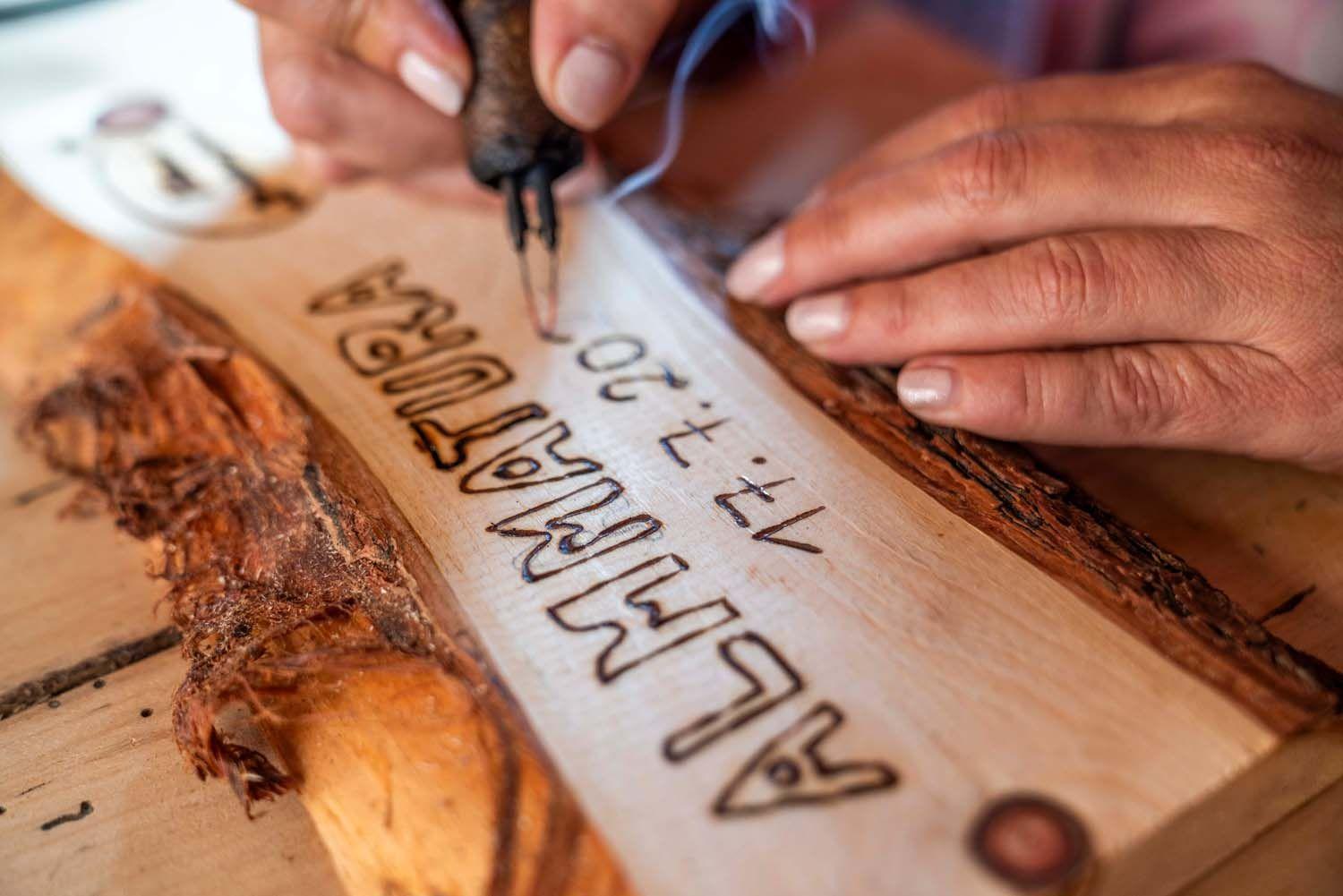 Zirbenbrettel gestalten mit dem Brenneisen